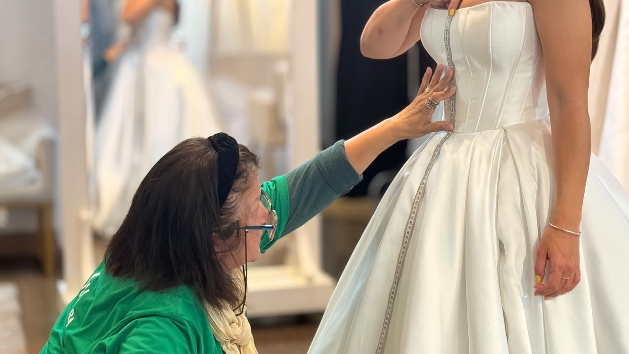 Noiva provando o vestido
