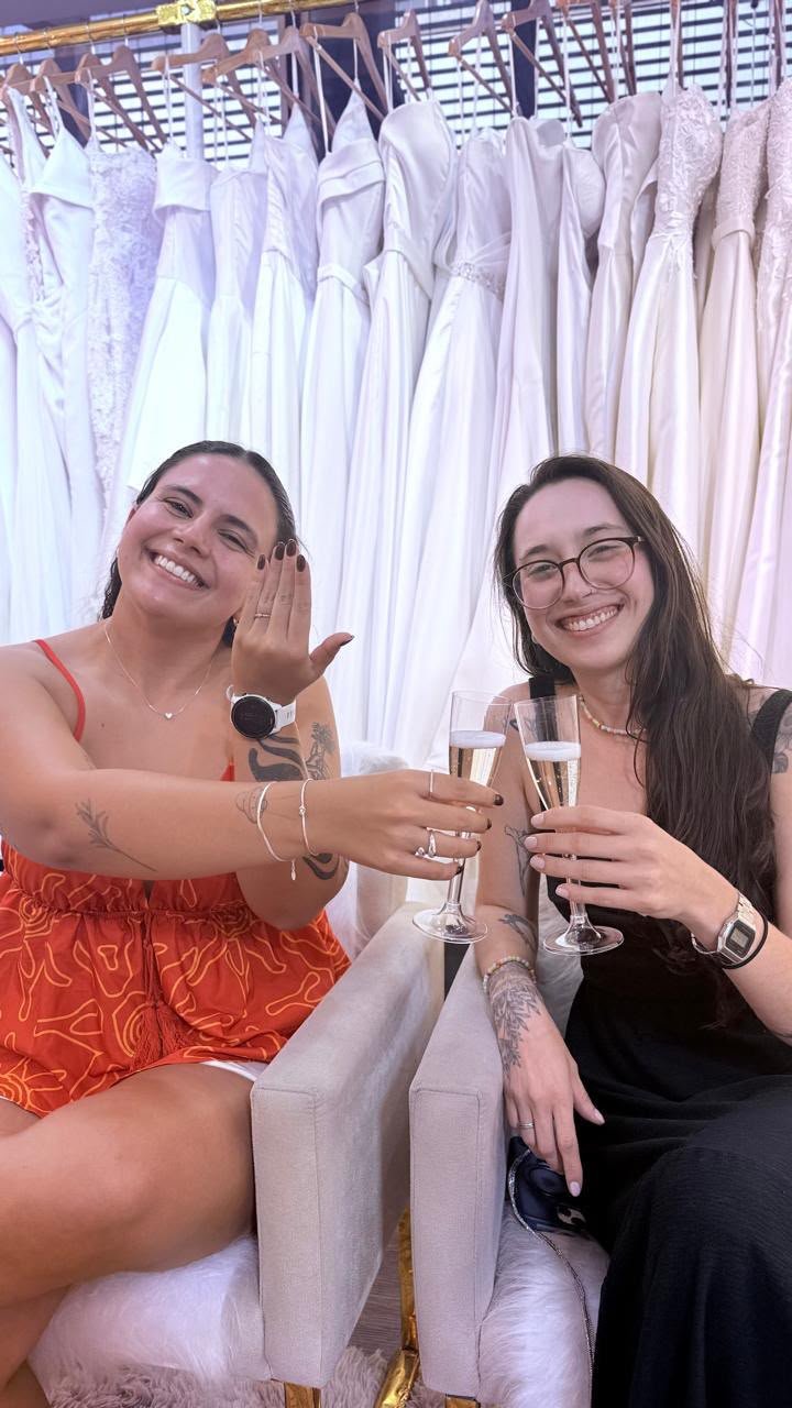 Araras com os vestidos do acervo